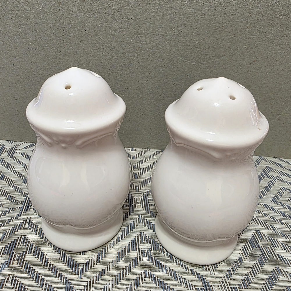 Vtg Pfaltzgraff White Stoneware Salt & Pepper Shakers #82